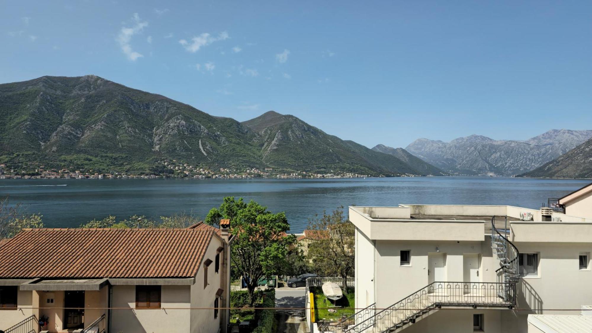 Apartamento Modern Seaside Escape - Stunning Sea View - Private & Stylish Kotor Exterior foto