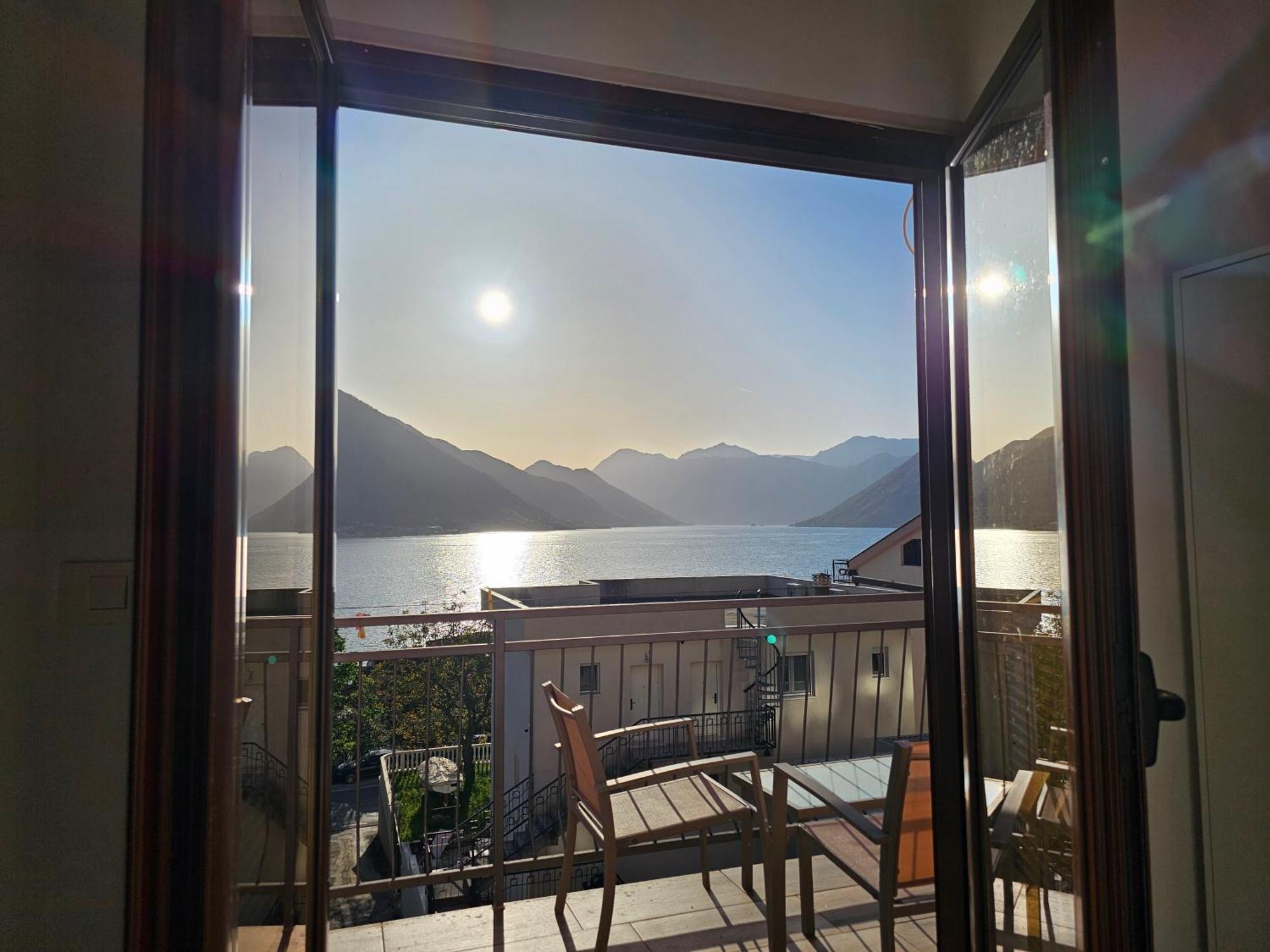 Apartamento Modern Seaside Escape - Stunning Sea View - Private & Stylish Kotor Exterior foto