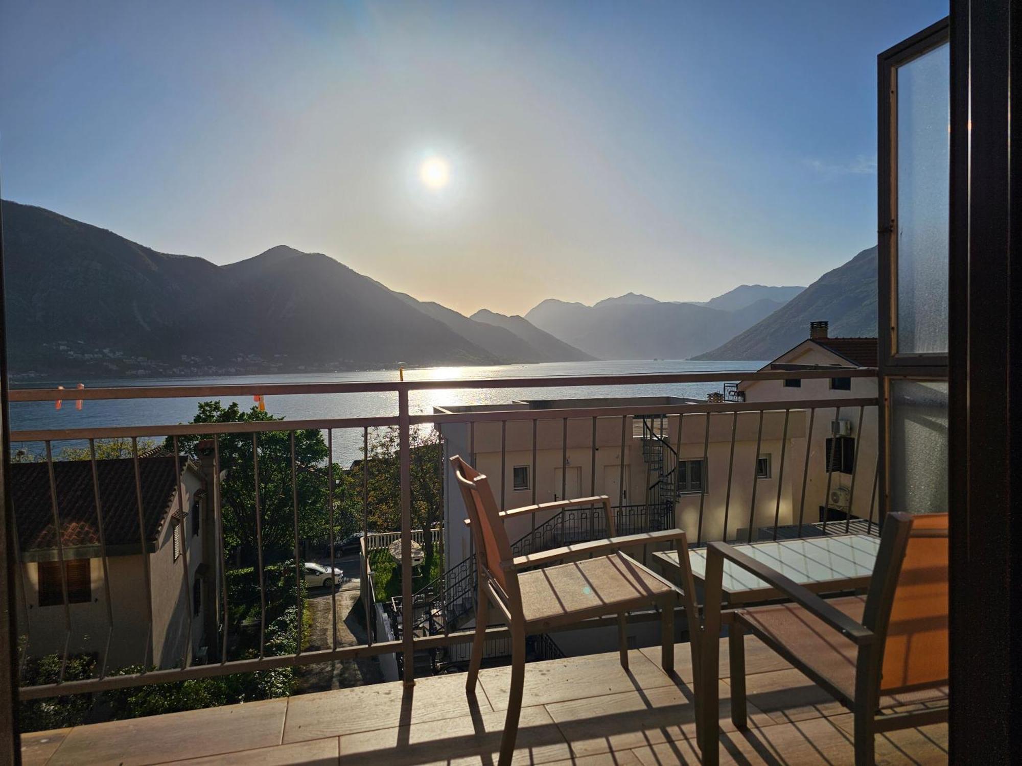 Apartamento Modern Seaside Escape - Stunning Sea View - Private & Stylish Kotor Exterior foto