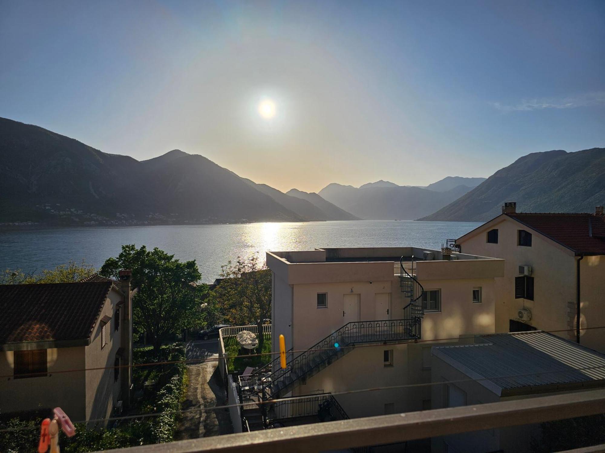 Apartamento Modern Seaside Escape - Stunning Sea View - Private & Stylish Kotor Exterior foto